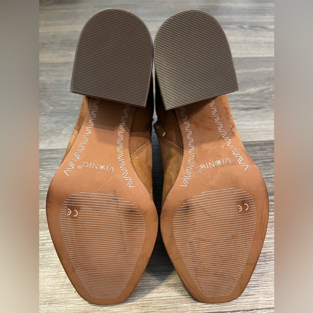 Vionic Tenley Bootie Size 6.5

Worn a couple of times in good condition no box - Picture 5 of 5